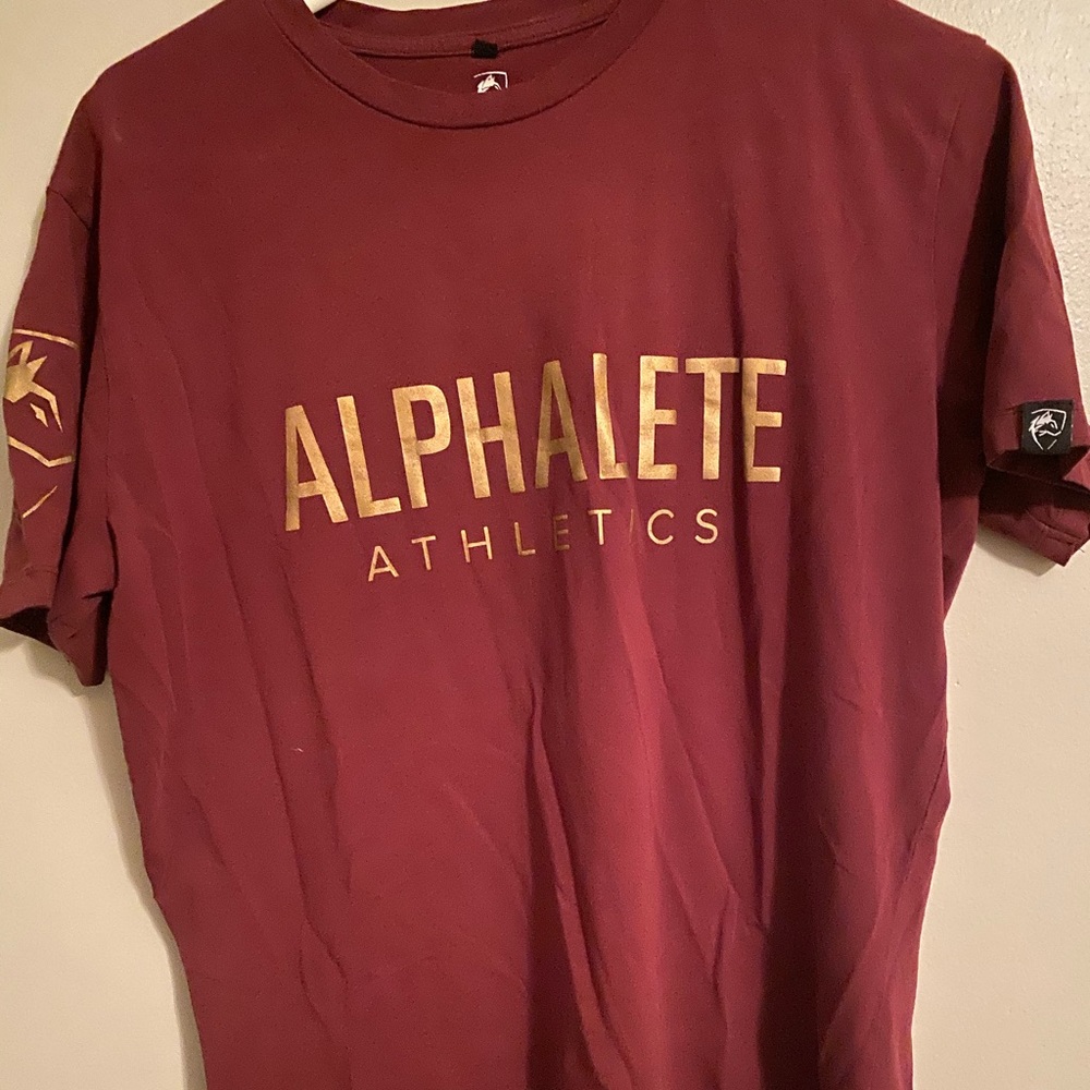 Alphalete Shirt / size L / maroon & gold